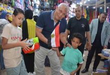 محافظ الوادي الجديد يتفقد معرض المستلزمات المدرسية بالخارجة