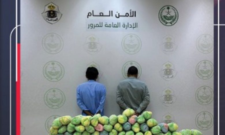 مرور عسير يقبض على مقيمين لترويجهما 20 كيلوجرامًا من القات