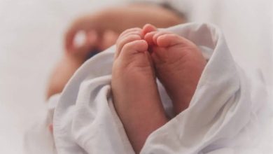 مصر.. أول رد رسمي على وفاة رضيعة بحضن والدتها بعد رفض منحها إذن الرعاية