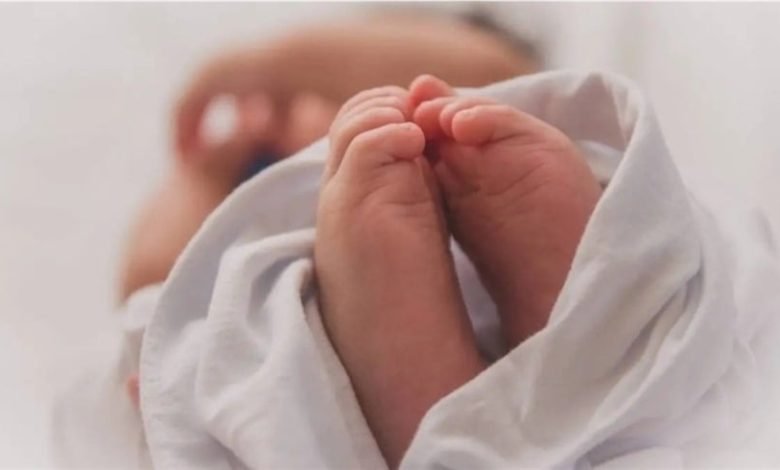 مصر.. أول رد رسمي على وفاة رضيعة بحضن والدتها بعد رفض منحها إذن الرعاية