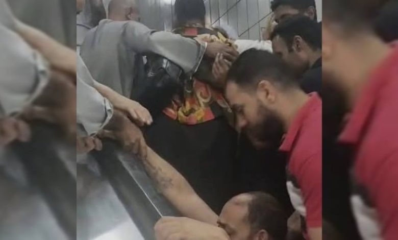 مصر.. فوضى ومصابين بمحطة مترو عقب سقوط راكب بكرسي متحرك