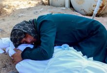 مقتل 22 فلسطينياً نتيجة القصف والتجويع في غزة