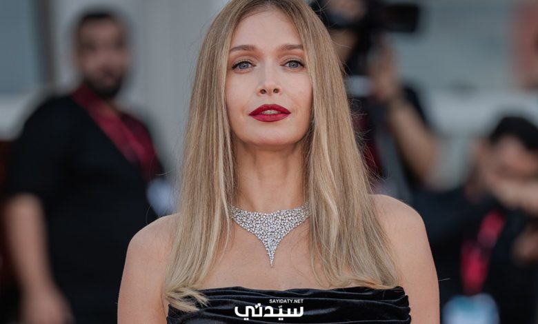 مكياج النجمات في مهرجان فينيسيا بيومه السابع يجمع بين البساطة والأناقة