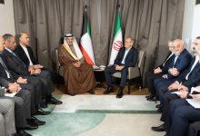 ممثل الأمير يستعرض والرئيس الإيراني العلاقات المشتركة والتطورات الإقليمية والدولية