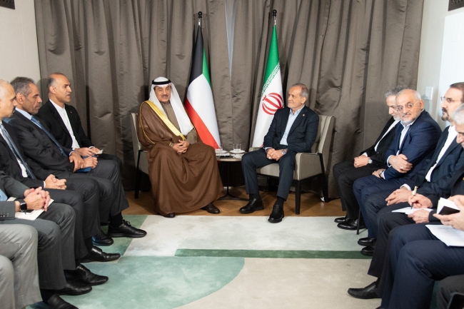 ممثل الأمير يستعرض والرئيس الإيراني العلاقات المشتركة والتطورات الإقليمية والدولية