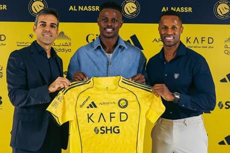 هارون كمارا يوقع مع النصر رسميا