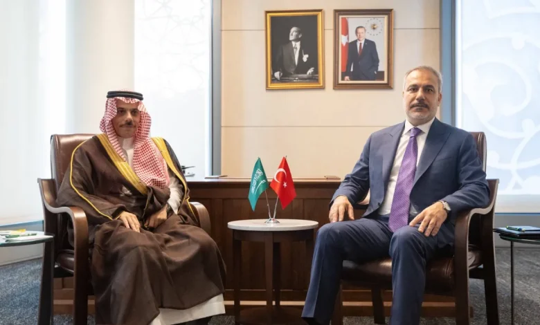وزير الخارجية السعودي ونظيره التركي يناقشان المستجدات الإقليمية والدولية