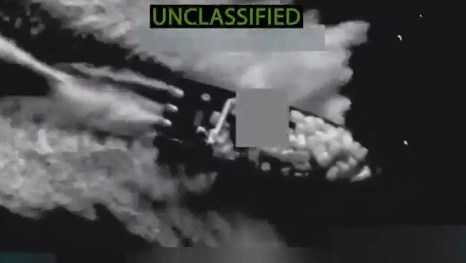 لقطة من شريط فيديو عرضه وزير الدفاع الأميركي بيت هيغسيث لما يبدو أنه أحد القوارب الأربعة التي تهرّب مخدرات في شرق المحيط الهادئ (أرشيفية - أ.ف.ب)