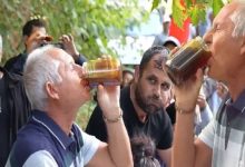 تركي يبتلع كيلو عسل في دقيقتين.. ويشعل «السوشيال ميديا»