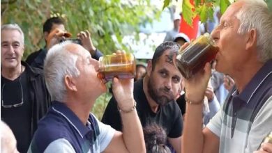 تركي يبتلع كيلو عسل في دقيقتين.. ويشعل «السوشيال ميديا»