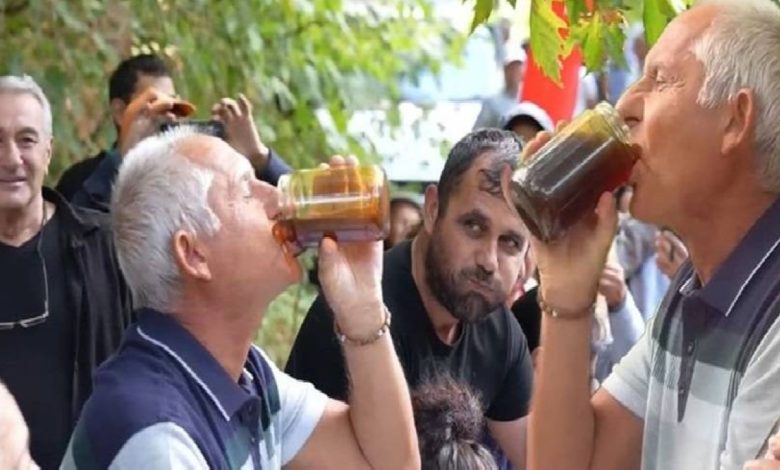 تركي يبتلع كيلو عسل في دقيقتين.. ويشعل «السوشيال ميديا»
