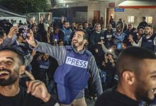 الصحفي صالح الجعفراوي أثناء التقاط «سيلفي» لزملائه للاحتفال بوقف الحرب على غزة.