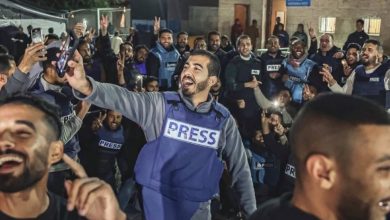 الصحفي صالح الجعفراوي أثناء التقاط «سيلفي» لزملائه للاحتفال بوقف الحرب على غزة.