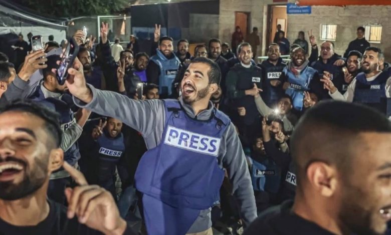 الصحفي صالح الجعفراوي أثناء التقاط «سيلفي» لزملائه للاحتفال بوقف الحرب على غزة.