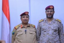 المتحدث باسم الجيش اليمني مع القيادي المنشق.