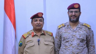 المتحدث باسم الجيش اليمني مع القيادي المنشق.