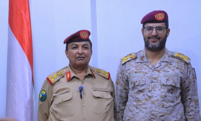 المتحدث باسم الجيش اليمني مع القيادي المنشق.