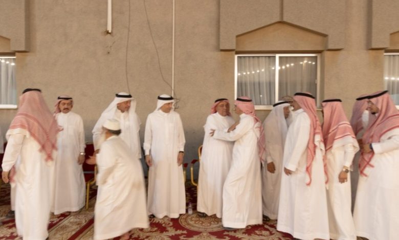 آل بقشان يستقبلون المعزين في فقيدهم - أخبار السعودية