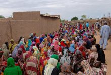 نازحون يفرون من مدينة الفاشر