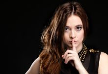 5 صفات للشخصية الغامضة.. لماذا تجذب الآخرين رغم قلة حديثها؟