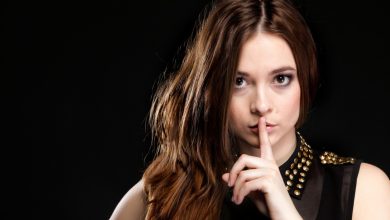 5 صفات للشخصية الغامضة.. لماذا تجذب الآخرين رغم قلة حديثها؟