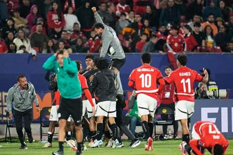 أغرب لحظات كأس العالم للشباب.. خلاف بين لاعبي مصر يتحول إلى فرحة عارمة (فيديو)