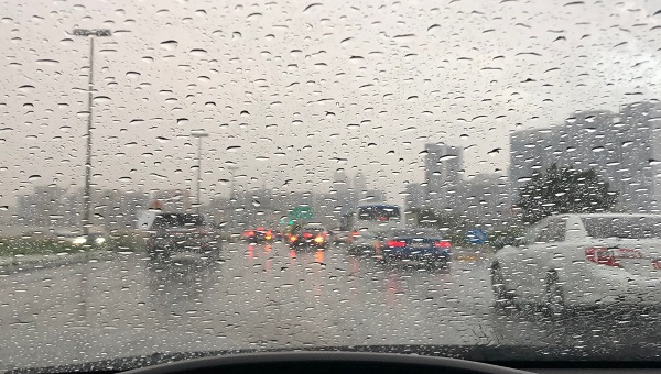 أمطار خفيفة ومتوسطة على مناطق متفرقة بالفجيرة