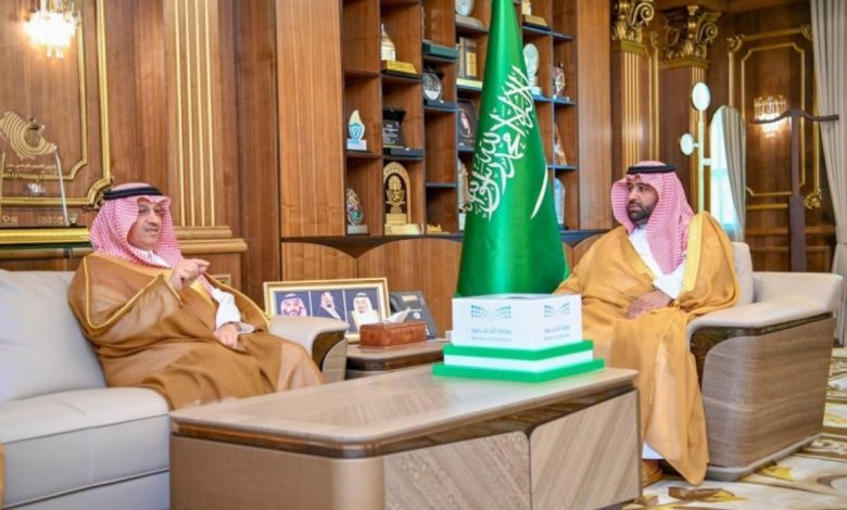 أمير جازان يلتقي وزير التعليم ويدشّن مشروعات تعليمية بأكثر من مليار ريال - أخبار السعودية