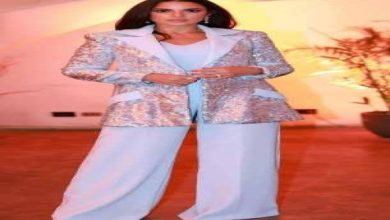 إطلالات فاخرة النجمات بالأزرق السماوي تجمع بين الجرأة والرقي