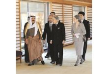 الأمير بحث مع إمبراطور اليابان العلاقات الثنائية والقضايا المشتركة