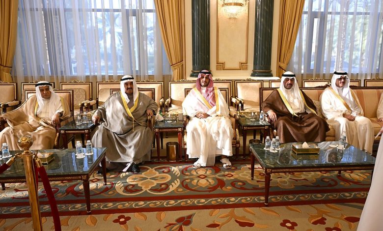 الأمير تركي بن محمد ينقل تعازي القيادة في وفاة الشيخ علي عبدالله الأحمد الجابر الصباح