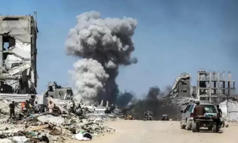 الاحتلال يستهدف باصًا مدنيًا في غزة في خرقٍ جديدٍ لاتفاق وقف إطلاق النار