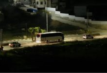 الاحتلال يمنع سفر أقارب الأسرى المبعدين إلى الخارج...