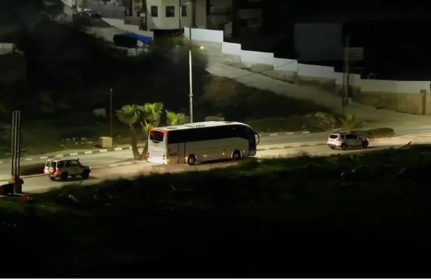 الاحتلال يمنع سفر أقارب الأسرى المبعدين إلى الخارج...