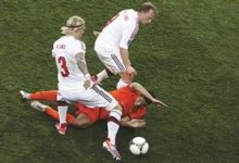 الدنمارك تسقط هولندا في أولى مفاجآت يورو 2012