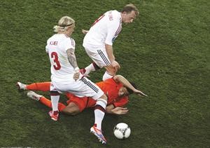 الدنمارك تسقط هولندا في أولى مفاجآت يورو 2012