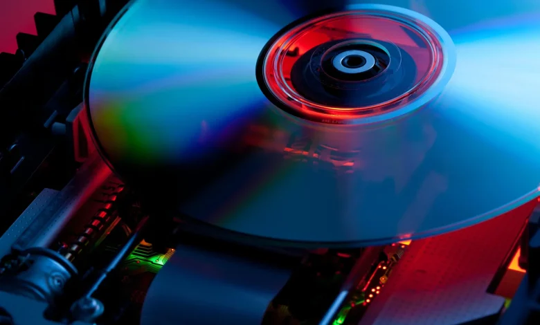 اليابانيون لا زالوا يستخدمون أقراص الـ DVD، وFujitsu تساعدهم على ذلك!