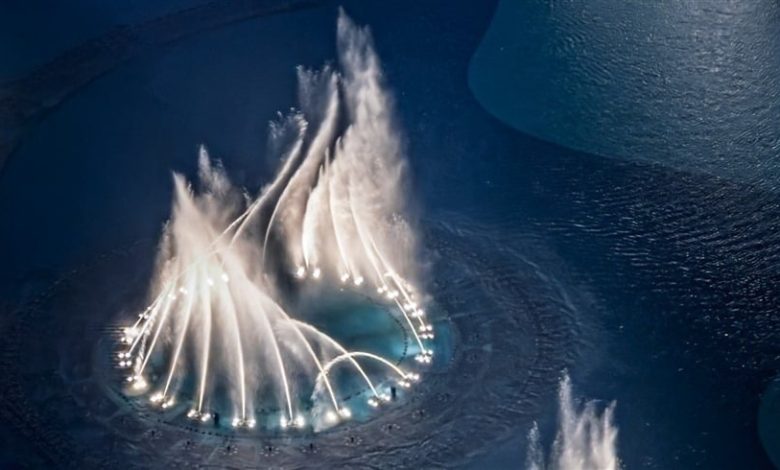 بعد توقفها 6 أشهر..نافورة دبي تتألق من جديد بعروض مبهرة
