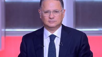 بعد غلق آلاف الأجهزة المُعفاة المباعة.. شريف عامر لمتحدث تنظيم الاتصالات: لا يوجد قانون يمنعني من بيع هاتفي