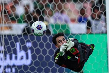 "تصدي العقيدي سهل وليس أسطوري" .. تعليق يثير غضب جمهور النصر