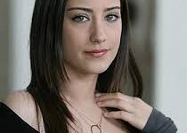 تصريحات الفنانة التركية هازال كايا عن عبء قدسية الأمومة يضعها في مهب الانتقادات