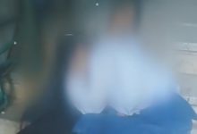 الطفلان ملقان داخل العقار