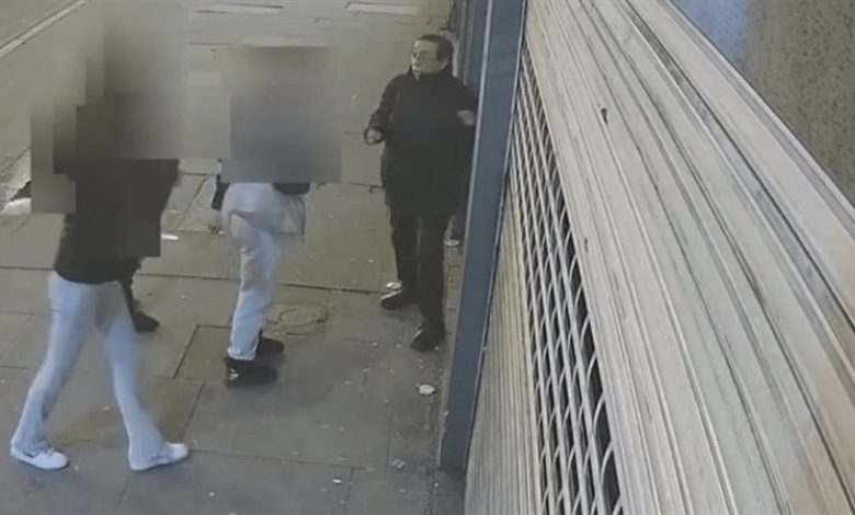 جريمة صادمة.. 3 مراهقات يهاجمن مسناً في الشارع ويوثّقن لحظة مقتله