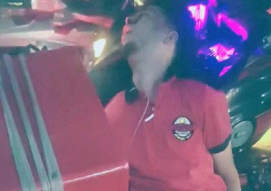 حالته حرجة.. ضبط السائقين المتهمين بإصابة عامل دليفري في حادث كورنيش الإسكندرية