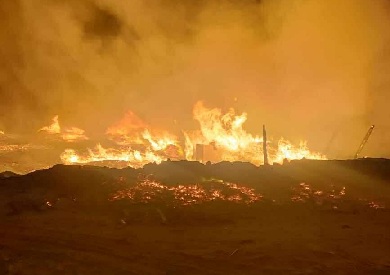 حريق ضخم يلتهم مخزن أخشاب بجوار المعهد العالي للعلوم الإدارية في الشرقية