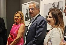 خالد العناني يزور معرض 50 سنة يسرا في مهرجان الجونة ويشيد برحلتها الفنية