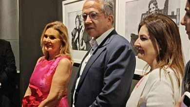 خالد العناني يزور معرض 50 سنة يسرا في مهرجان الجونة ويشيد برحلتها الفنية