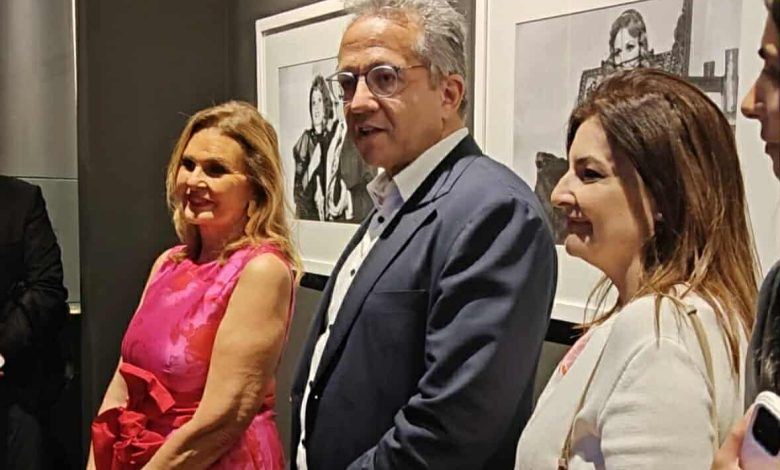 خالد العناني يزور معرض 50 سنة يسرا في مهرجان الجونة ويشيد برحلتها الفنية