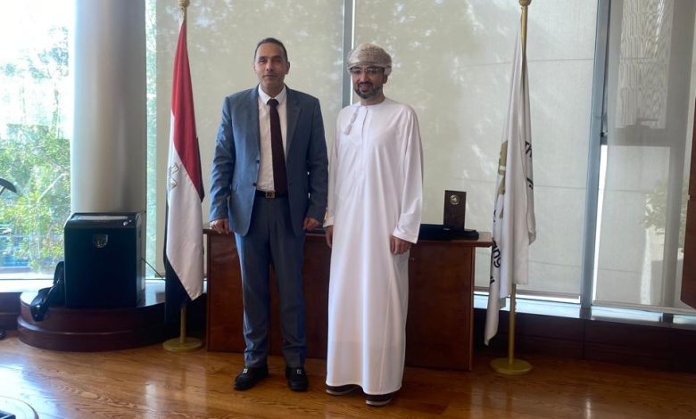 رئيس البورصة يستقبل نظيره العُماني لبحث سبل التعاون المشترك