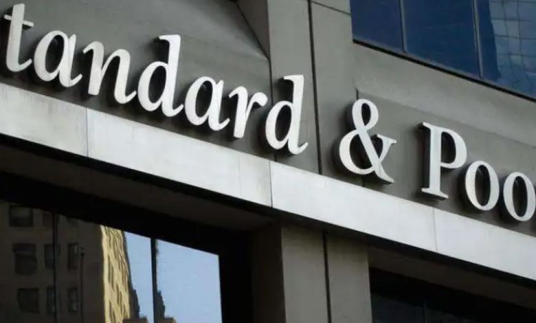 ستاندرد آند بورز ترفع التصنيف الائتماني لمصر إلى B والحافظ على النظرة المستقبلية المستقرة
